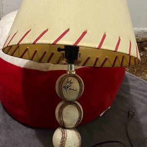 BASEBALL W/shade. Cushion. Toy bin